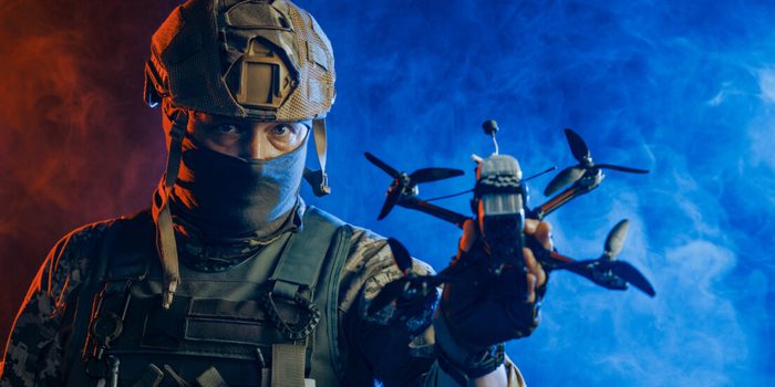 Secretário de Segurança do Rio afirma que traficantes utilizam drones adaptados inspirados em táticas da guerra da Ucrânia durante confrontos entre facções.