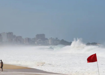Rio terá terça-feira fria e nublada, com chuva isolada e ressaca. Marinha prevê ondas de até 2,5 metros na orla da capital.
