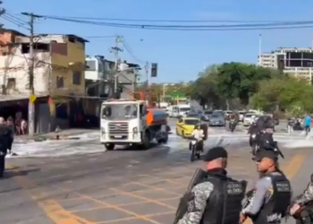 Protesto após operação policial provoca bloqueios na região do Maracanã, com incêndios em barricadas, congestionamentos e mudanças em linhas de ônibus.