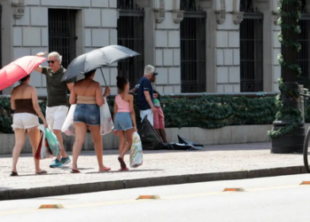  Previsão do tempo desta quinta-feira (13) indica calor intenso e baixa umidade no Brasil, enquanto o Sul terá chuva forte, temporais e ventos de até 100 km/h.