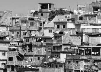 Operação contra o Comando Vermelho mobilizou forças de segurança em 27 comunidades do Rio, com 13 presos, quatro mortos e armas apreendidas.