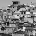 Operação contra o Comando Vermelho mobilizou forças de segurança em 27 comunidades do Rio, com 13 presos, quatro mortos e armas apreendidas.