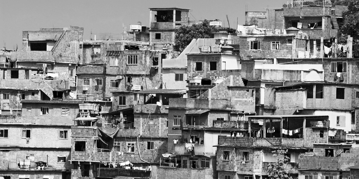 Operação contra o Comando Vermelho mobilizou forças de segurança em 27 comunidades do Rio, com 13 presos, quatro mortos e armas apreendidas.