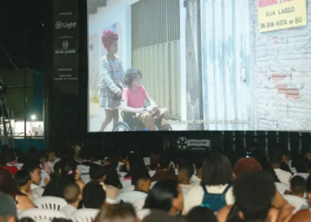 Projeto Curta na Praça leva cinema gratuito ao ar livre para dez comunidades do Rio de Janeiro, com curtas brasileiros, debates e programação para toda a família.