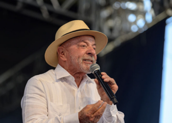 Lula defende que as eleições brasileiras sejam conduzidas sem interferência dos Estados Unidos e afirma que deseja preservar o diálogo com Trump.