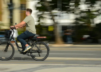 Barcas do Rio adotam novas regras para bicicletas e veículos elétricos; scooters e ciclomotores passam a ser proibidos no sistema.