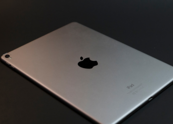 Apple envia alertas a usuários em 110 países sobre possíveis ataques com softwares espiões comerciais e recomenda medidas para proteger dispositivos.