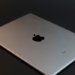Apple envia alertas a usuários em 110 países sobre possíveis ataques com softwares espiões comerciais e recomenda medidas para proteger dispositivos.