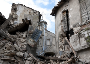 Terremoto de magnitude 7,7 atingiu a Indonésia neste sábado (15), deixando pelo menos 47 mortos e provocando alerta de tsunami em áreas costeiras.
