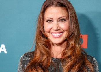Shannon Elizabeth afirma ter alcançado US$ 1 milhão no OnlyFans em nove dias e explica como a nova atividade ampliou sua independência financeira.