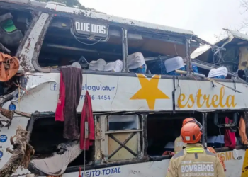 Ônibus tomba em Petrópolis durante a madrugada, deixando oito mortos e dezenas de feridos. Bombeiros mobilizaram equipes para o resgate.