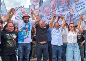 Anthony Garotinho inicia campanha ao Governo do Rio com comício em Belford Roxo. Candidatura ainda enfrenta questionamento sobre direitos políticos.