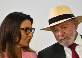 Bia Lula avalia que Janja terá participação importante na campanha de reeleição de Lula em 2026 e destaca sua atuação política.