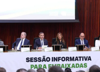 TSE reúne representantes estrangeiros para apresentar o sistema eleitoral brasileiro, explicar a segurança das urnas e discutir os riscos da inteligência artificial nas eleições de 2026.