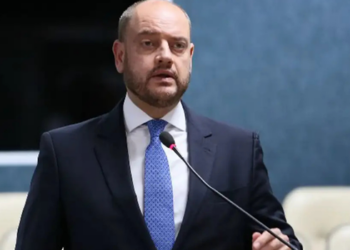 Governo do Rio de Janeiro negocia a reestruturação de R$ 26 bilhões em dívidas com bancos e busca reduzir juros e ampliar prazos de pagamento.