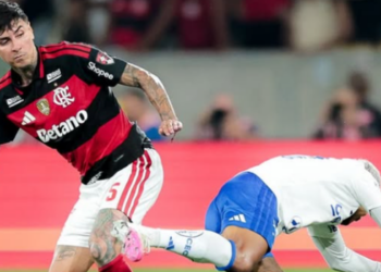 Flamengo vence o Cruzeiro por 2 a 1 no Maracanã, fecha a série em 3 a 2 e avança às quartas de final da Libertadores 2026.