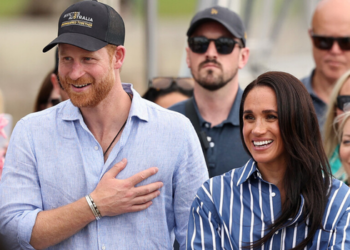 Príncipe Harry e Meghan Markle avaliam passar uma temporada no Reino Unido com os filhos, segundo informações do The Telegraph.