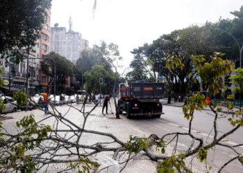 Rio de Janeiro entra em Estágio 2 com previsão de ventos de até 90 km/h nesta sexta-feira. Inmet emite alerta de perigo para vendavais e possíveis danos.