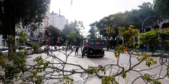 Rio de Janeiro entra em Estágio 2 com previsão de ventos de até 90 km/h nesta sexta-feira. Inmet emite alerta de perigo para vendavais e possíveis danos.