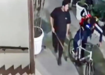 Dois seguranças se apresentam à polícia após morte de ciclista espancado em Copacabana; outros dois suspeitos são procurados.