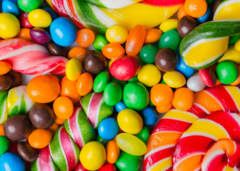 Sonhar com doces pode simbolizar felicidade, amor, prosperidade e desejos. Veja o significado de comer, comprar, vender, receber e oferecer doces.