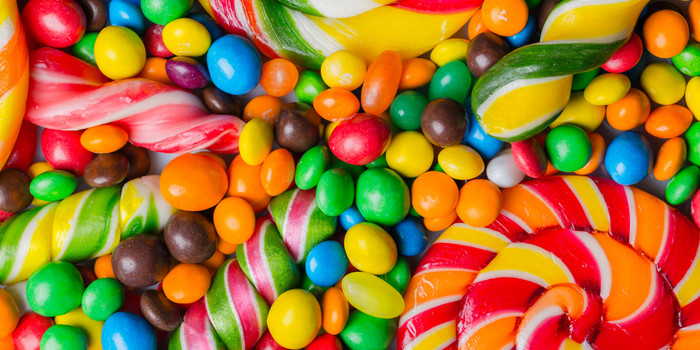 Sonhar com doces pode simbolizar felicidade, amor, prosperidade e desejos. Veja o significado de comer, comprar, vender, receber e oferecer doces.