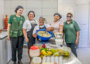Mulheres de Magé transformam ubarana em pratos e renda na Cozinha das Caranguejeiras, unindo tradição, gastronomia e preservação dos manguezais.