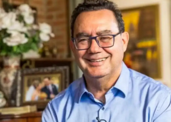 Augusto Cury apresenta plano de governo com 18 projetos em 200 páginas, incluindo propostas para educação, saúde, empreendedorismo, segurança, energia e meio ambiente.
