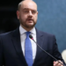 Governo do Rio exonera 6.145 servidores comissionados e estima economia de R$ 221 milhões até dezembro. Auditorias ainda podem gerar novos cortes.