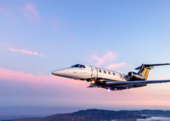  Embraer recebe certificação no Brasil, EUA e Europa para o Phenom 300EV, primeiro jato leve com sistema capaz de realizar pouso automático em emergência.