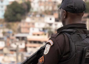 Polícia mantém mais de 220 agentes no Complexo de Israel, no Rio, após operação contra o TCP que terminou com oito presos e apreensões.