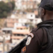 Polícia mantém mais de 220 agentes no Complexo de Israel, no Rio, após operação contra o TCP que terminou com oito presos e apreensões.