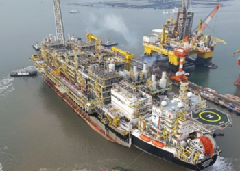 Petrobras contrata o navio Normand Valiant por cerca de R$ 319 milhões para apoiar operações de petróleo em águas profundas no litoral brasileiro.