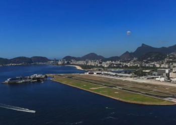  Avião de pequeno porte sai da pista no Aeroporto Santos Dumont, no Rio. Incidente suspendeu operações, desviou 15 voos e cancelou outros 53.