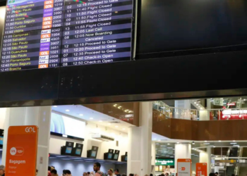 Avião de pequeno porte saiu da pista no Aeroporto Santos Dumont, no Rio. Incidente provocou desvios, 71 cancelamentos e fechamento do terminal.