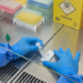 Anvisa atualiza regras para laboratórios públicos e privados que realizam análises de produtos sujeitos à vigilância sanitária. Veja as novas exigências.