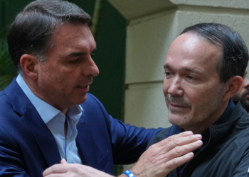 Flávio Bolsonaro defendeu a criação de 500 mil vagas no sistema prisional e a construção de cinco presídios inspirados no modelo de El Salvador.