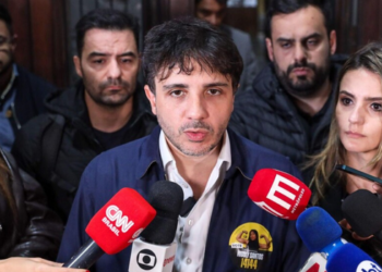 TSE retira da pauta o julgamento do registro de candidatura de Renan Santos à Presidência. Ministro Dias Toffoli apontou divergências sobre perfis usados na campanha.