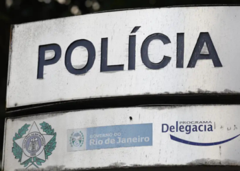 Operação “A Tropa” mobiliza cerca de 100 policiais no Rio, Espírito Santo, Goiás e DF para investigar tráfico, armas e lavagem de dinheiro.