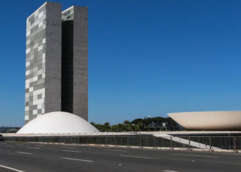 Votação da “MP das blusinhas” foi adiada novamente no Congresso e deve ocorrer nesta terça-feira (1º). Medida prevê isenção para compras de até US$ 50.