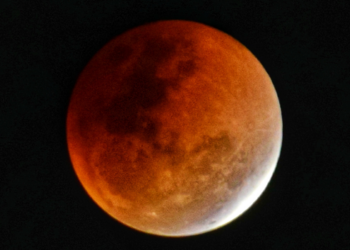 Eclipse lunar parcial quase total encobriu 96,2% da Lua e pôde ser observado em várias regiões do Brasil na madrugada de 28 de agosto.