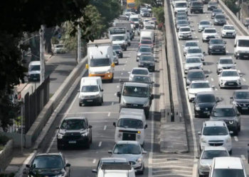 Greve parcial da CPTM mantém 750 km de congestionamento em São Paulo, suspende o rodízio de veículos e amplia operação de ônibus para atender passageiros.