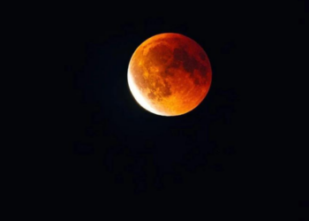 “Lua de Sangue” foi vista do Brasil durante eclipse que cobriu quase todo o disco lunar. Entenda como ocorreu o fenômeno.
