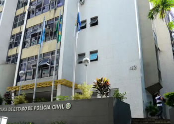 Operação da Polícia Civil no Rio investiga grupo ligado ao Comando Vermelho suspeito de roubo de veículos e cumpre mandados de prisão na capital.
