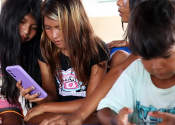 Governo sanciona lei que amplia punições para crimes de exploração sexual infantil no ambiente digital e aumenta penas para uso de inteligência artificial, deepfake e aliciamento online.