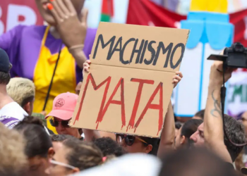 Especialistas alertam que a divisão desigual do trabalho doméstico e a falta de autonomia podem dificultar a saída de mulheres de relações abusivas no Brasil.