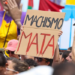 Especialistas alertam que a divisão desigual do trabalho doméstico e a falta de autonomia podem dificultar a saída de mulheres de relações abusivas no Brasil.