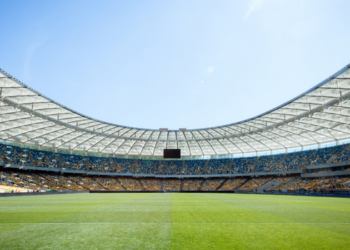 Botafogo x Fluminense é adiado pela CBF devido aos fortes ventos no Rio. Clássico será disputado na segunda-feira (10), às 18h, no Nilton Santos.