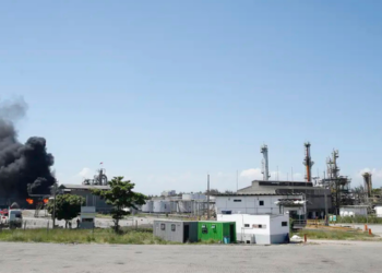 Governo do RJ solicita falência da Refinaria de Manguinhos, alegando crise financeira e dívida tributária bilionária.