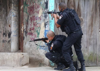Confrontos entre grupos criminosos causam bloqueios na Zona Sudoeste do Rio, afetando Barra, Gardênia Azul e Curicica.